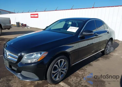 2016 Mercedes-Benz C 300 4Matic z USA, uszkodzony, nr VIN 55SWF4KB3GU112767